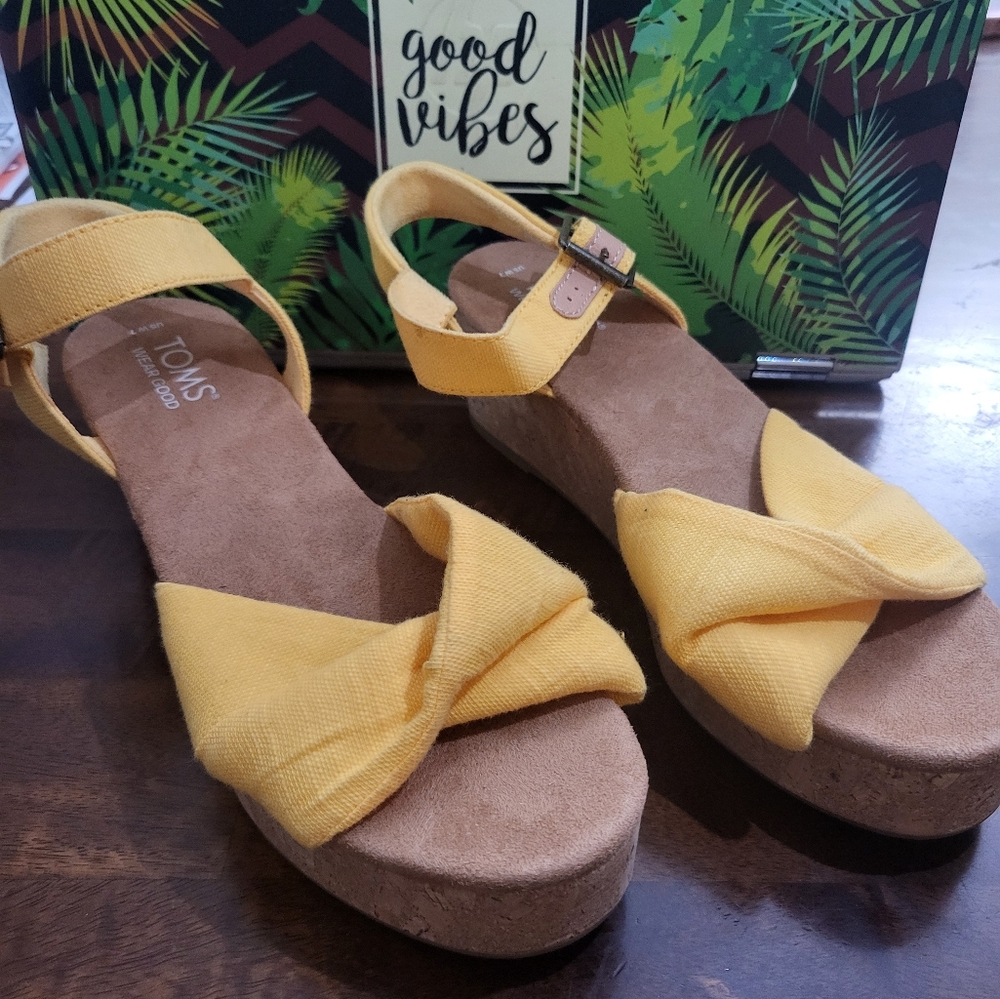 Toms Yellow Wedges - Picture 2 of 5